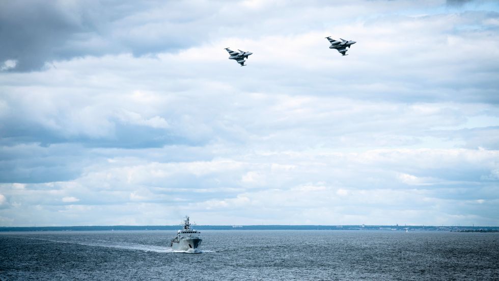 Bild från augusti förra året då en korvett och två Gripen-plan patrullerade vattnen utanför Gotland vid en beredskapsinsats.