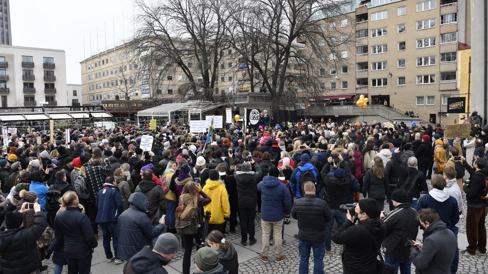 Folksamlingen på Medborgarplatsen i Stockholm i helgen. Arrangören riskerar nu vite. Arkivbild.