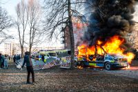 Tre polisbussar brinner i samband med de våldsamma påskupploppen i Sveaparken i Örebro.