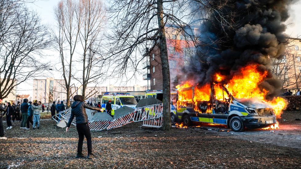 Tre polisbussar brinner i samband med de våldsamma påskupploppen i Sveaparken i Örebro.