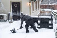 Onsdagens andra omgång snöskottning i Margretetorp vid Hallandsåsen. I södra Götaland väntas 20-25 centimeter snö falla under dygnet.