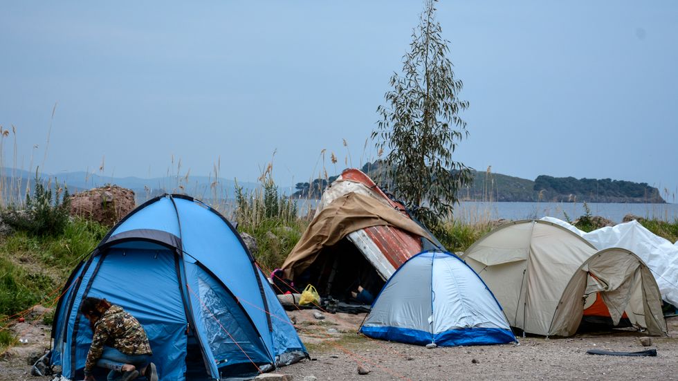 Grekiska myndigheter sätter nyanlända flyktingar som kommit med smugglarbåtar från Turkiet i två veckors karantän i tält utanför de stora lägren, här på ön Lesbos. 