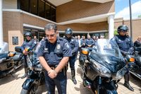 Polisen i Brownsville, Texas, håller en tyst minut för sina kollegor under fredagen.