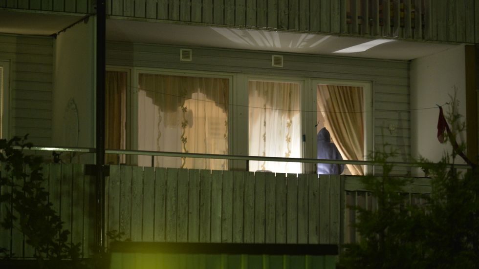 En död och en skadad person hittades i en lägenhet i Bro utanför Stockholm på lördagskvällen. Polisen misstänker mord och mordförsök. Teknisk undersökning på platsen.