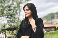 Mahsa Amini greps av iransk moralpolis efter att hon burit sin hijab fel. Hon avled senare i häktet.