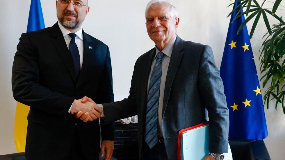 Ukrainas premiärminister Denys Sjmyhal skakar hand med EU:s utrikeschef Josep Borrell i Bryssel.