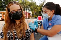 En ung kvinna vaccineras i Los Angeles, USA. 