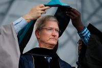 Apples vd Tim Cook tar emot utnämningen som hedersdoktor på George Washington University, år 2015.