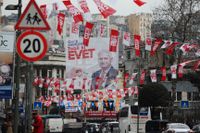 En bild på premiärminister Binali Yildirim och banderoller som stödjer en ändring av grundlagen.