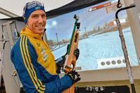 Skidskyttestjärnan Björn Ferry testar den skjutsimulator han själv varit med och tagit fram i Östersund.