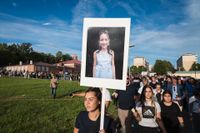 Ett blomstertåg till tolvåriga Adrianas minne på tvåårsdagen av mordet den 2 augusti 2020.