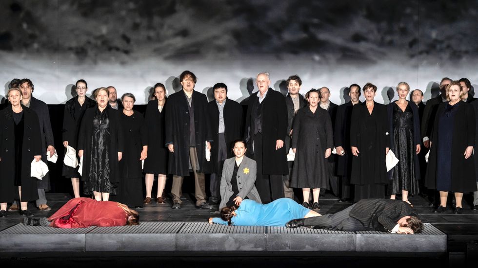 Ensemblen i ”Löftet” på Kungliga Operan, som fick urpremiär den 27 januari – ett år senare än planerat.