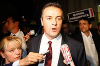 Laurent Lopez, Front Nationals ledare i lilla Brignoles, firar segern lokalvalet i september.