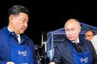 De båda presidenterna Xi och Putin lagar mat i ryska Vladivostok 2018. De kallar varandra bästa vänner och ska ha träffats åtminstone 30 gånger genom åren. 