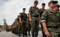 Ryska soldater marscherar i Volgograd i juli.