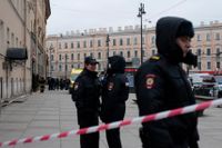 Rysk polis vid avspärrningar efter explosionen i S:t Petersburgs tunnelbana.