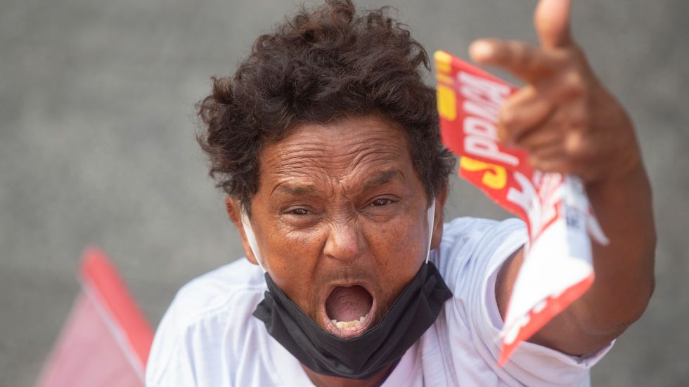 Demonstrant i São Paulo, Brasilien, som visar missnöje med president Jair Bolsonaros insatser mot coronapandemin. Arkivbild