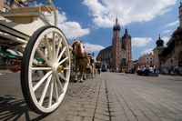 Vackra Mariackikyrkan i Krakow missas inte när hästarna tar turisterna på en stadstur.