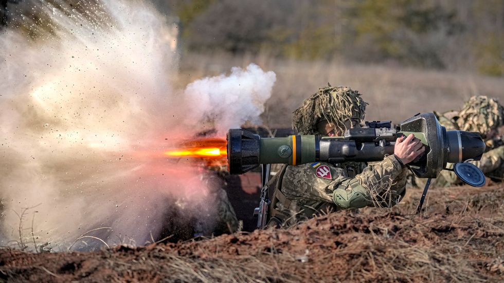 En ukrainsk soldat under en övning i veckan. Arkivbild.