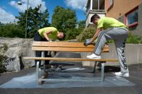 Två ungdomar gör sin första dag på sommarjobbet hos det kommunala bostadsbolaget Förvaltaren i Sundbyberg. I kommunen var alla mellan 16 och 18 år garanterade två veckors arbete på sommaren under förra året.