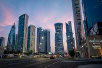 Det hotelltäta West Bay-området i Qatars huvudstad Doha. Flera hotell som Internationella fotbollsförbundet rekommenderar under VM i Qatar senare i år tar inte emot homosexuella gäster, visar en undersökning från SVT, NRK och DR. Arkivbild.