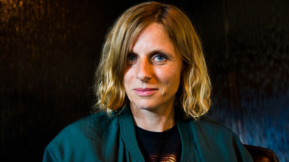 Marit Sahlström är författare, pedagog och föreläsare. Som författare debuterade hon 2015  med ”Och runt mig faller världen”