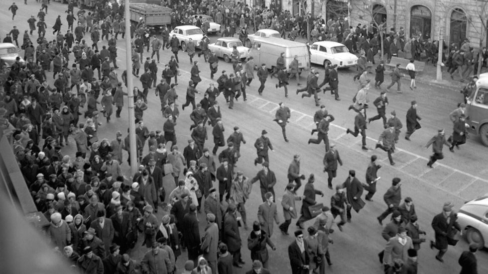 Studenter springer från polisen, mars 1968, Warszawa.