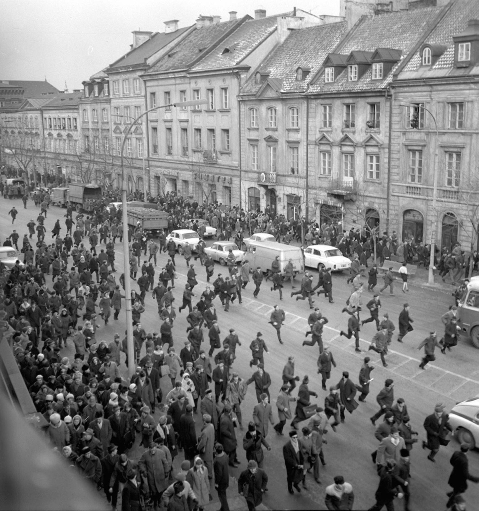 Studenter springer från polisen, mars 1968, Warszawa.