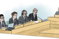 Teckning från första rättegångsdagen mot kirurgen Paolo Macchiarini i Solna tingsrätt. Mannen med hörlurar är Macchiarini, till vänster om honom advokat Björn Hurtig.