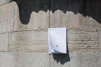 En kopia av Parisavtalet spikades under tisdagen upp på en vägg utanför Rosenbad i Stockholm – för att påminna regeringen om deras klimatlöften inför debatten på onsdagen om Vattenfalls eventuella försäljning av sin brunkolsverksamhet i Tyskland.