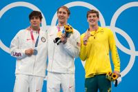 OS-medaljörerna ska behålla munskydden på – även vid prisutdelningar. Här amerikanerna Jay Litherland (silver), Chase Kalisz (guld) och australiern Brendon Smith (brons) efter herrarnas 400 meter medley.
