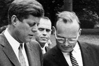 President Kennedy konfererar med McGeorge Bundy den 13 juni 1962.