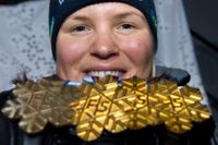 Anja Pärson med sina fyra medaljer, tre guld och ett brons, under alpina VM i Åre 2007.