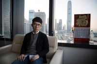 Demokratiaktivisten Nathan Law, Hongkongs yngsta parlamentariker, på sitt kontor.