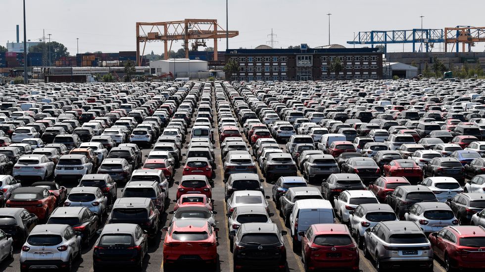 Nytillverkade bilar vid hamnen i Duisburg, Tyskland. Just bilindustrin är en av tysk industris allra viktigaste sektorer. Arkivbild.