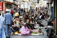 Muslimska män ber i distriktet Barbès Rochechouart i Paris.