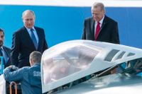 Presidenterna Vladimir Putin och Recep Tayyip Erdoğan tittar närmare på det ryska avancerade stridsflygplanet Su-57.