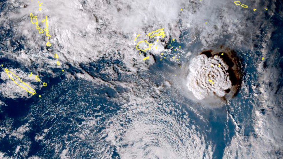 Bild från den japanska vädersatelliten Himawari-8, med vulkanmolnet till höger.