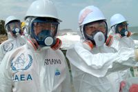 Kärnkraftsarbetare nära kärnkraftsverket vid Fukushima.