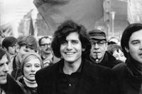 Gunilla Palmstierna-Weiss och Peter Weiss  flankerade av Rudi Dutschke, Ulrike Meinhof, Giangiacomo Feltrinelli och längst fram i blickfånget Salvatore Allende.