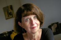 Marie Lundquist, född 1950, är författare, kulturjournalist och översättare. Sedan den uppmärksammade debuten 1992 med "Jag går ut och samlar min trädgård för natten" har hon bland annat tilldelats Tidningen Vi:s litteraturpris och De Nios lyrikpris.