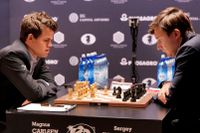 Norrmannen Magnus Carlsen fick revansch i det tionde partiet mot ryssen Sergej Karjakin.