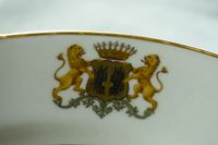 Vapenporslinet från 1866 visar några av heraldikens mest populära symboler som lejon och örnvingar under den grevliga kronan.