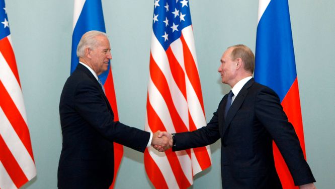 Joe Biden och Vladimir Putin 2011.