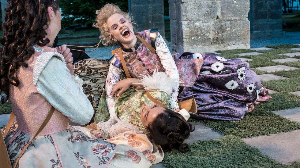 Malin Alm spelar den bitska Rosaline i ”Fåfängt frieri”. Här skrattar hon med Jo Rideouts prinsessa och Clara Strauchs Marie.