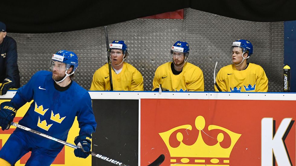 Mycket ska gå rätt väg i gruppavslutningen om Tre Kronor – med, från vänster, Victor Hedman, Nicklas Bäckström, Oliver Ekman Larsson och William Nylander – ska få stanna i Köln för kvartsfinalen i ishockey-VM.