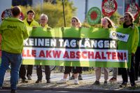 Demonstranter håller i en skylt där det står ”inte en dag till, stäng alla kärnkraftverk”. Berlin, Tyskland. 