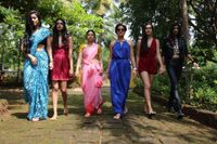 Pavleen Gujral, Sarah-Jane Dias, Rajshri Deshpande, Sandhya Mridul, Amrit Maghera och Anushka Manchanda i ”Angry Indian goddesses” som hämtat sitt namn från den ilskna indiska gudinnan Kali.