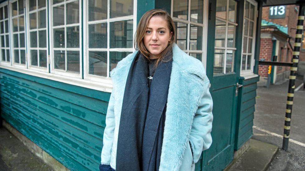 Modeskaparen Malin Delin skaffade nyligen en ljusblå vinterjacka som sticker ut bland Stockholms alla svarta jackor. ”Jag känner mig pigg och glad i jackan, jag får mer blickar, och man sätter sig själv i andra sammanhang”, säger hon.