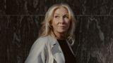 Åsa Beckman är biträdande kulturchef och litteraturkritiker på Dagens Nyheter. Hon skriver regelbundet krönikor i samma tidning och har tidigare gett ut en krönikesamling, ”Väninnekören” (2019) och essäboken ”Jag själv ett hus av ljus” (2002).